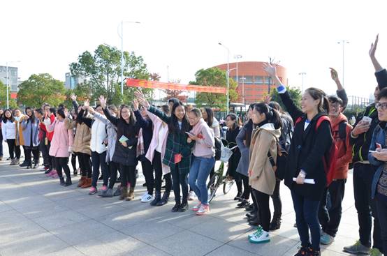 说明: E:\成人动漫
重要获奖\照片素材\朱丹——教育部2022年度高校思想政治工作精品项目申报书\证明材料\15-10志愿服务活动现场：校园普法志愿服务活动现场.JPG