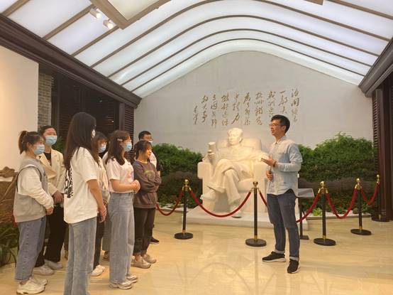 说明: E:\成人动漫
重要获奖\照片素材\2、“法学+宪法”\五四宪法讲解.jpg