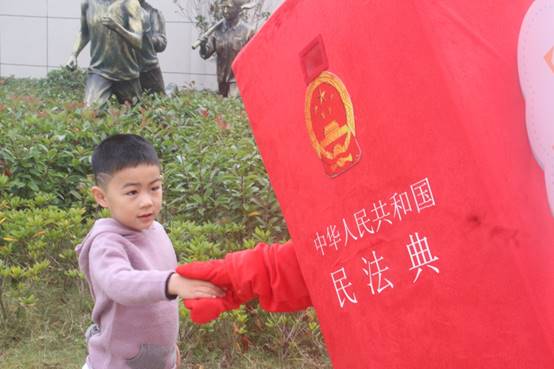 说明: E:\成人动漫
重要获奖\照片素材\1、“保驾护航”普法宣传照片\2020年11月赴钱塘新区少年宫开展普法志愿服务活动现场.jpg